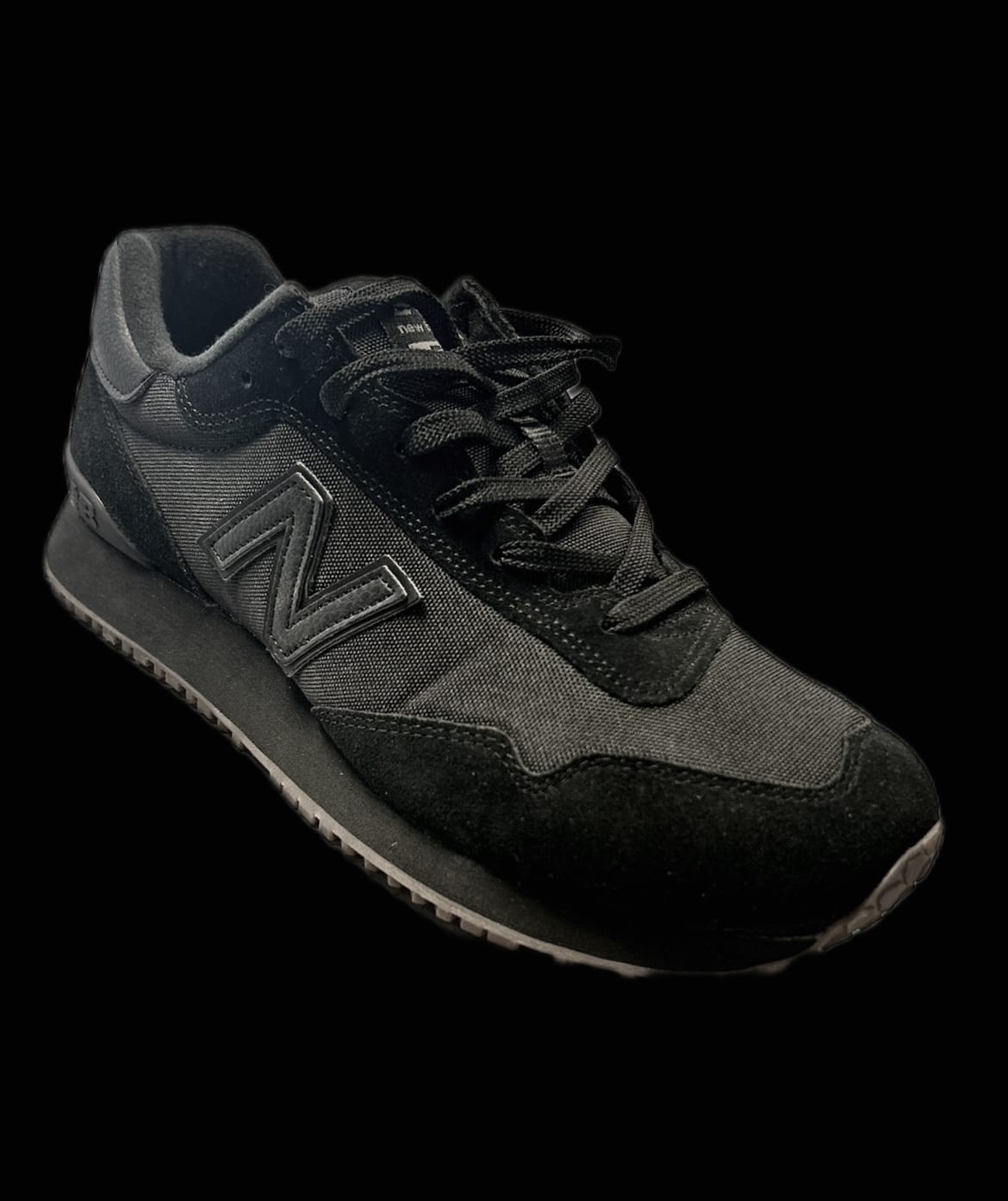 venez découvrir nos chaussures de travail de la marque "new balance" confortables et modernes elles seront vous plaire. disponible en beige ou en noire